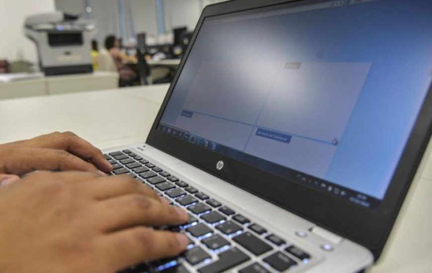 Agências e partidos exploram redes sociais para difundir notícias falsas