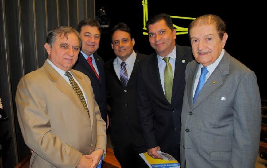 Sessão solene terá presença de líderes políticos