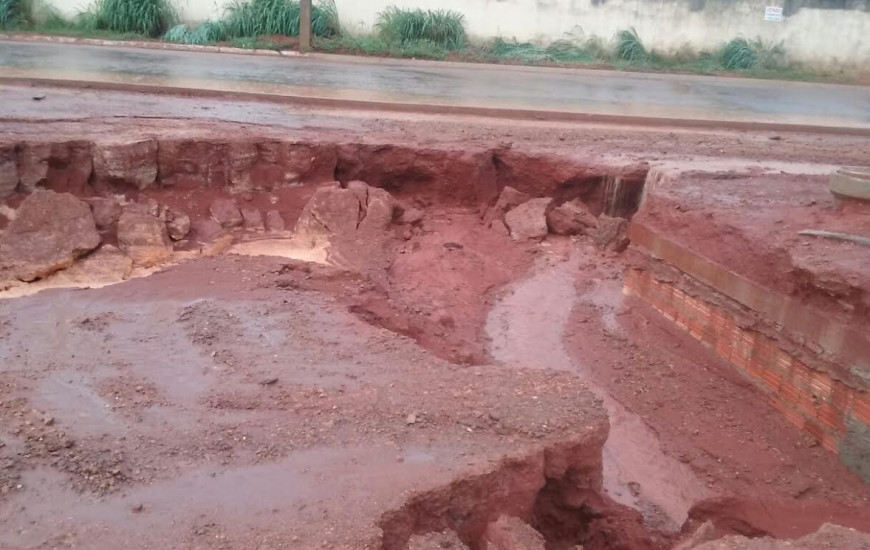 Chuva provocou diversos danos pela cidade