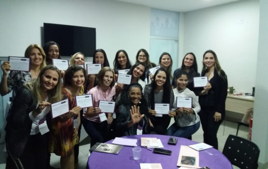 Grupo de mulheres são certificadas em automaquiagem