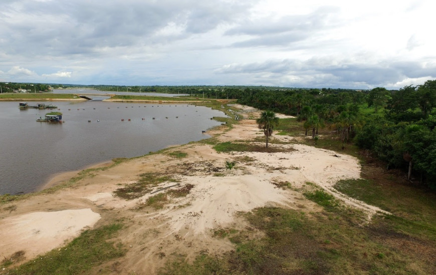 A praia atualmente tem extensão de 330 metros