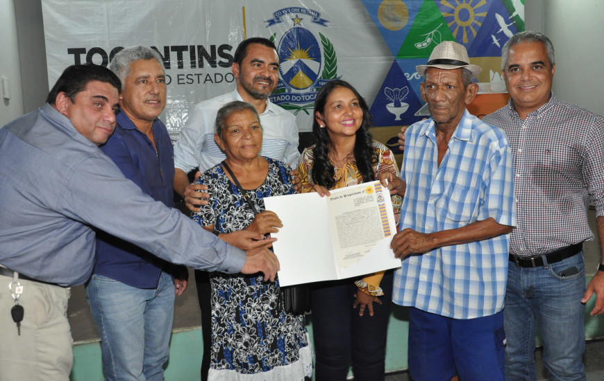 Entrega de títulos na região das Arnos