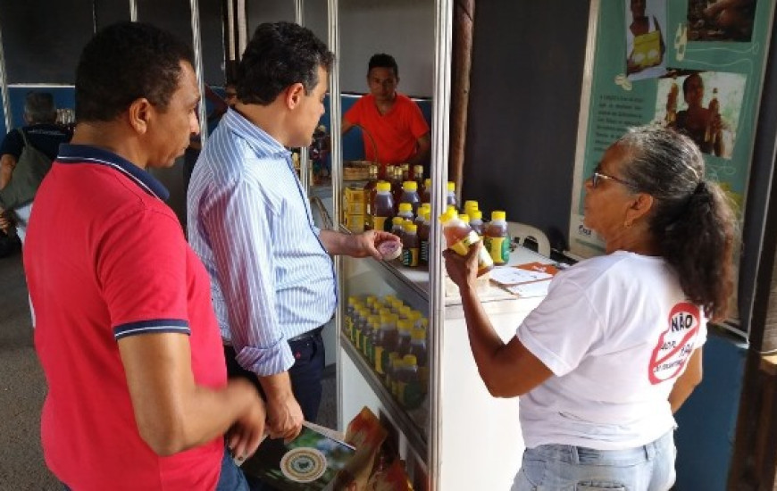 Candidato conversa com produtores rurais na Agrotins 