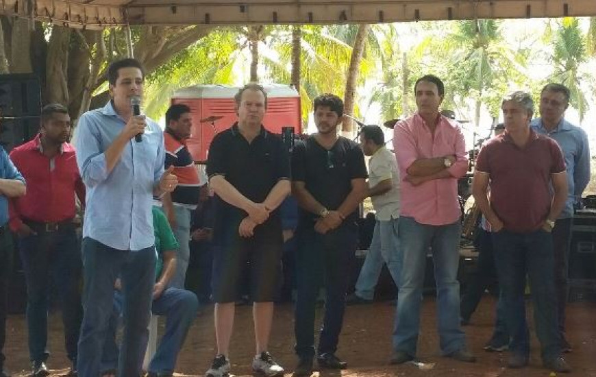 Carlesse reunido em sua fazenda no município de Ananás