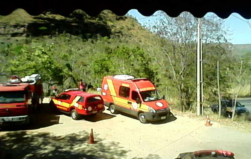 Polícia e bombeiros estão no local resgatando as vítimas