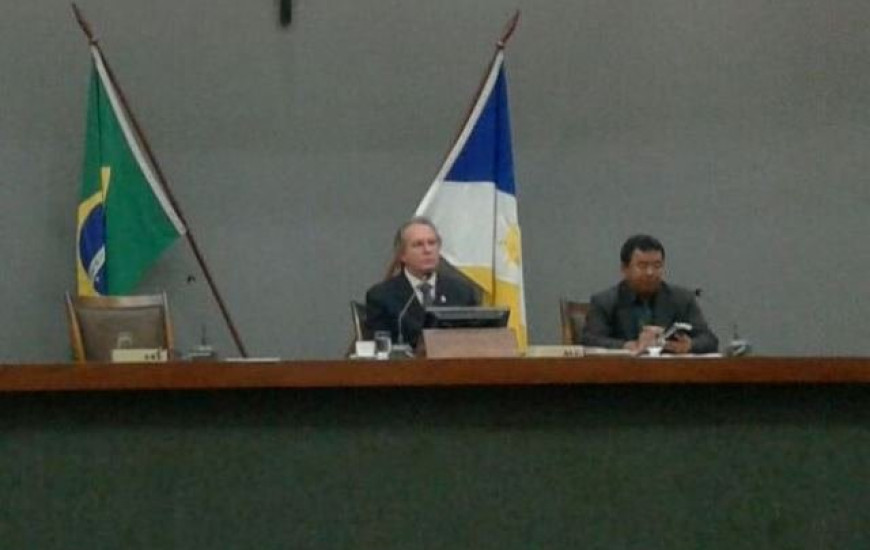 Carlesse preside sessão na Assembleia