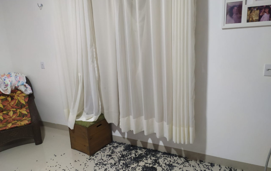A janela do quarto do de Paulo Roberto ficou estilhaçada devido aos disparos.