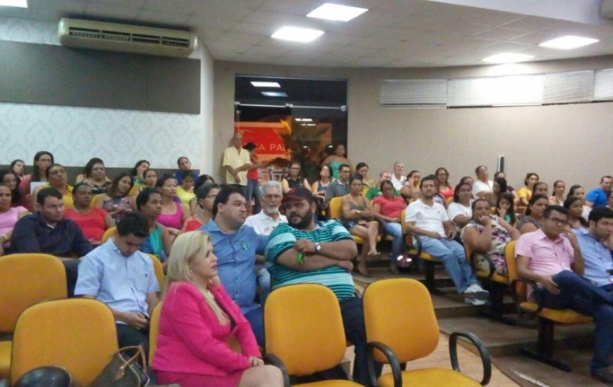 Servidores aprovam paralisação
