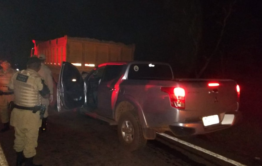 Caminhonete atingiu traseira de caçamba na rodovia