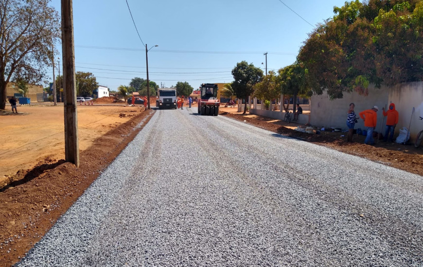 Máquinas trabalham no acabamento de rua pavimentada com TSD.