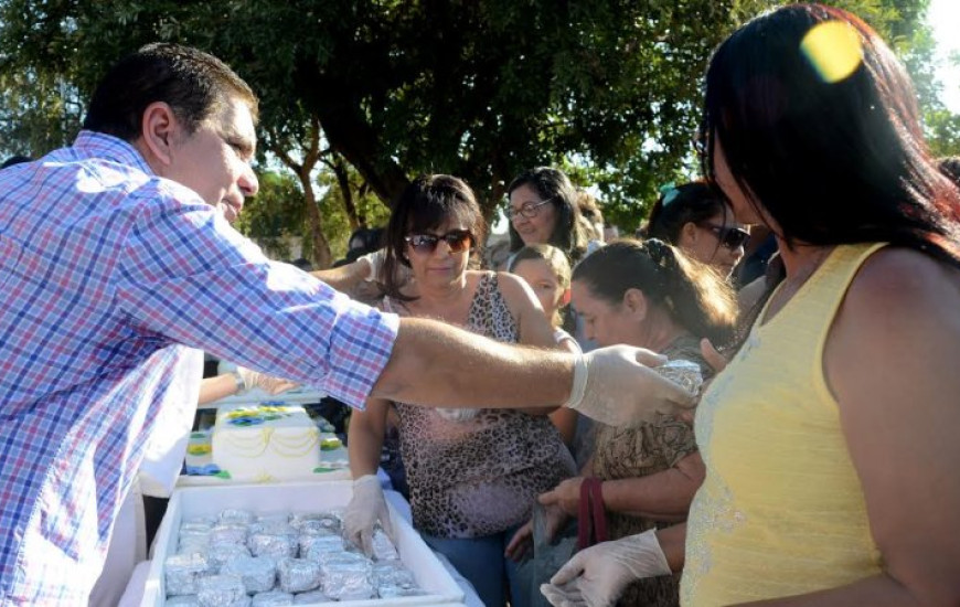 Prefeito entrega bolo à comunidade