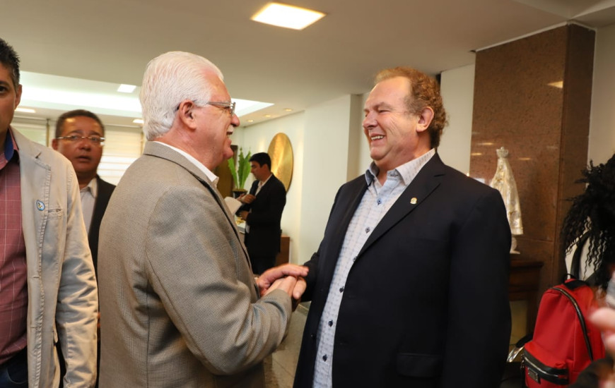 Bartolomé Garcia, conselheiro do Sistema Fieto, cumprimenta Carlesse