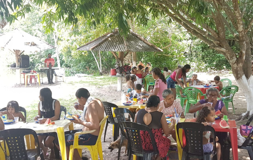 Confraternização contou com som ao vivo, animador físico, almoço e lanches