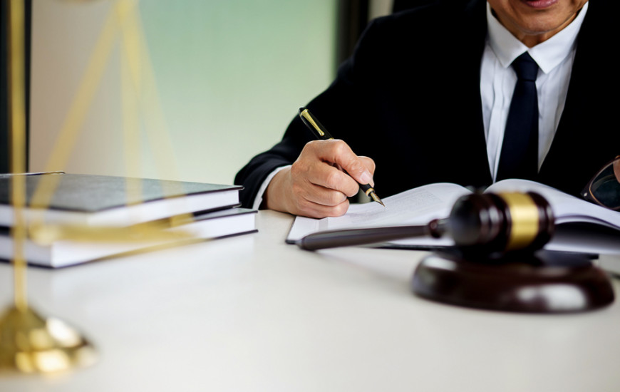 Aprovação no exame é requisito para exercer a advocacia.