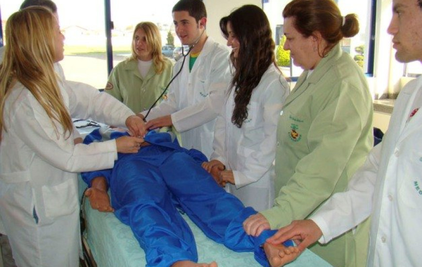 Estudantes terão de trabalhar no SUS