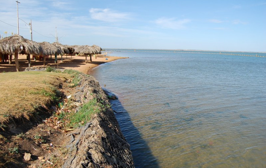 Praia das Arnos é interditada para banho