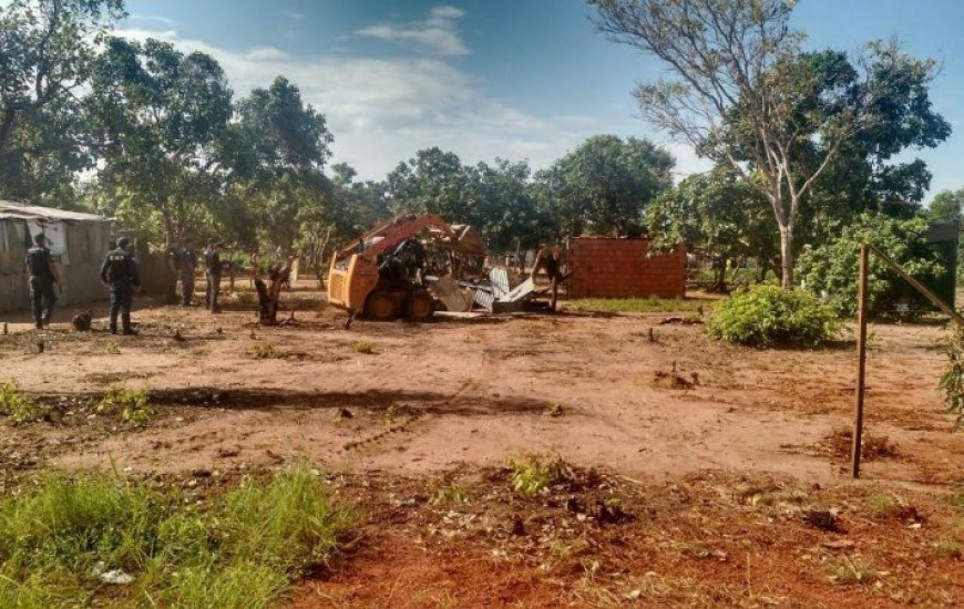 Barracos em Taquari são removidos