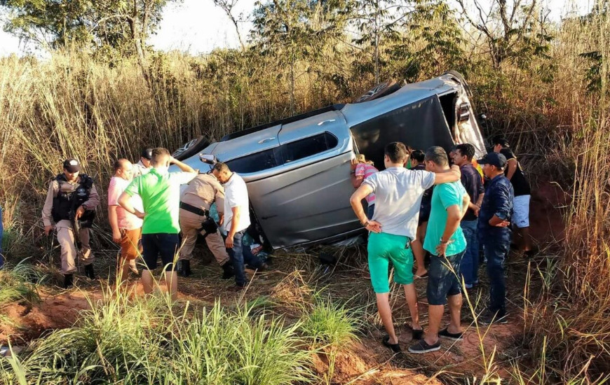 No momento da colisão um dos carros foi arremessado para fora da pista