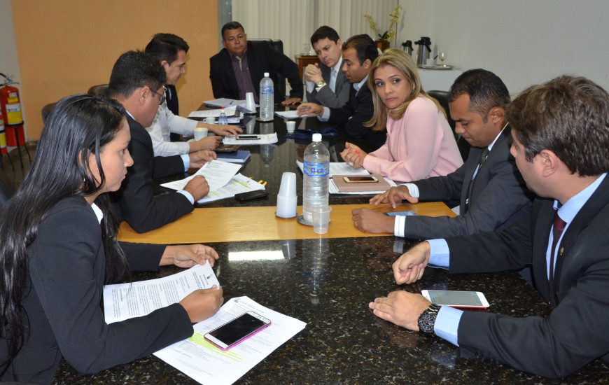 Comissão do concurso público debate detalhes do processo