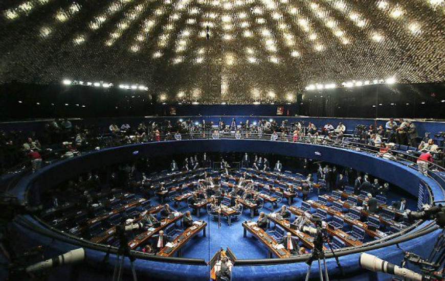Sessão entrará pela madrugada no Senado
