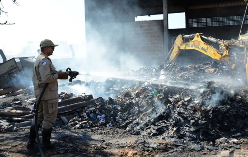 Incêndio consumiu quase todo material de cooperativa