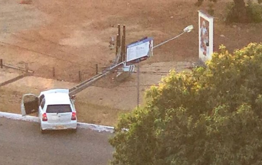 Veículo derruba poste na Capital e outros cinco caem em seguida