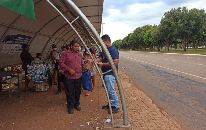 Prefeitura começou a distribuir máscaras em potos de ônibus