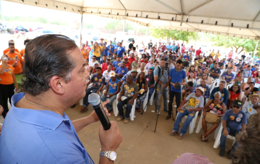 Candidato conversa com a população do Taquaruçu Grande