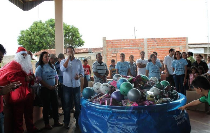 Caravana Natal Feliz entrega brinquedos