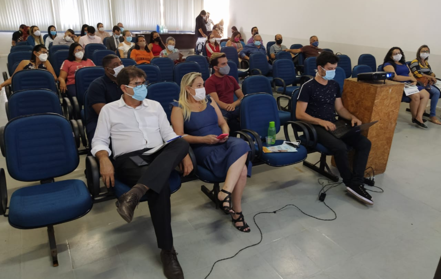 Reunião entre representantes da senadora, secretários municipais e empresas.
