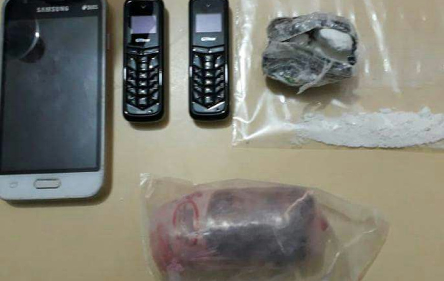 Drogas e celulares foram apreendidas com jovem