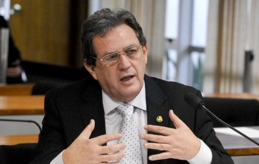 Senador Waldemir Moka, presidente da Comissão