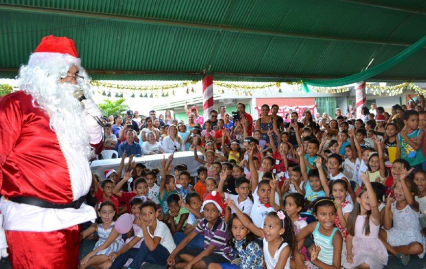 Papai Noel dos Correios entrega presentes