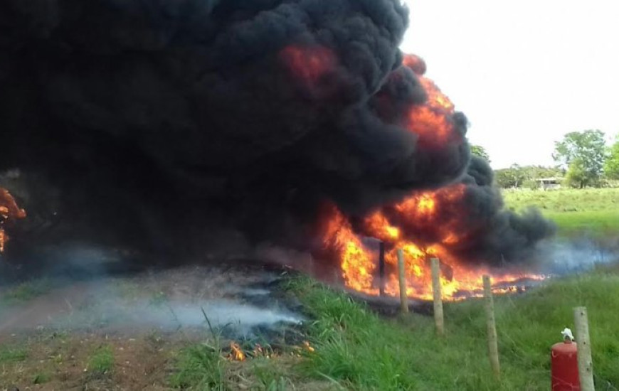 Caminhão pegou fogo após capotar