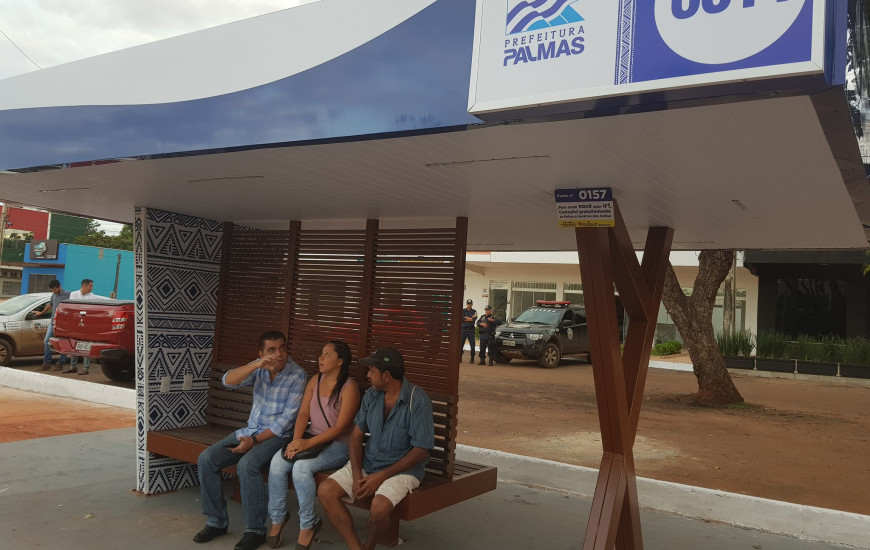 Prefeito Amastha em inauguração de novo modelo de ponto de ônibus