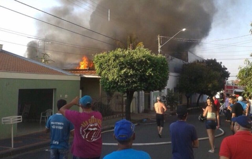 Incêndio em mata assusta moradores do Aureny III