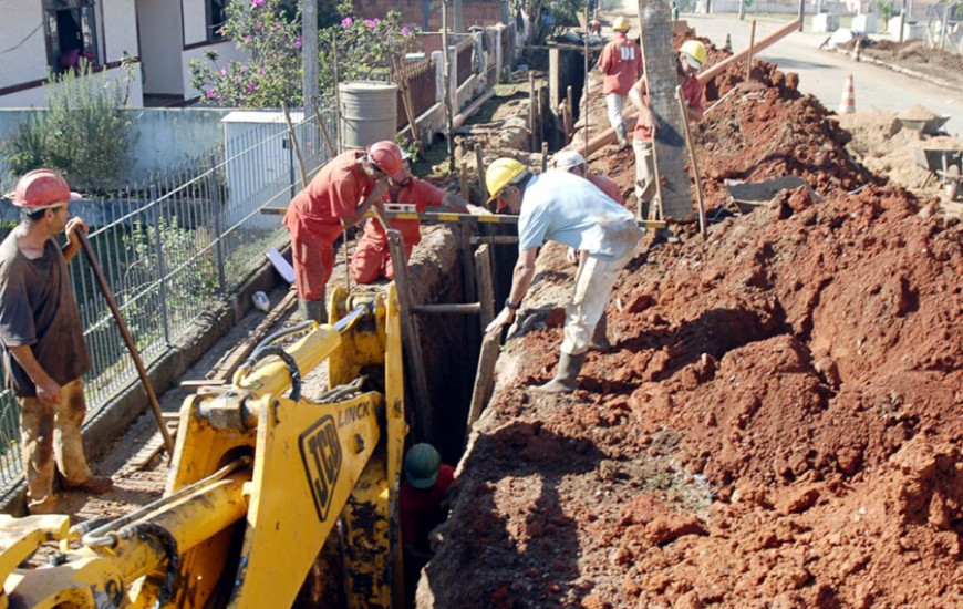 Rede de esgoto é construída no Jardim Taquari