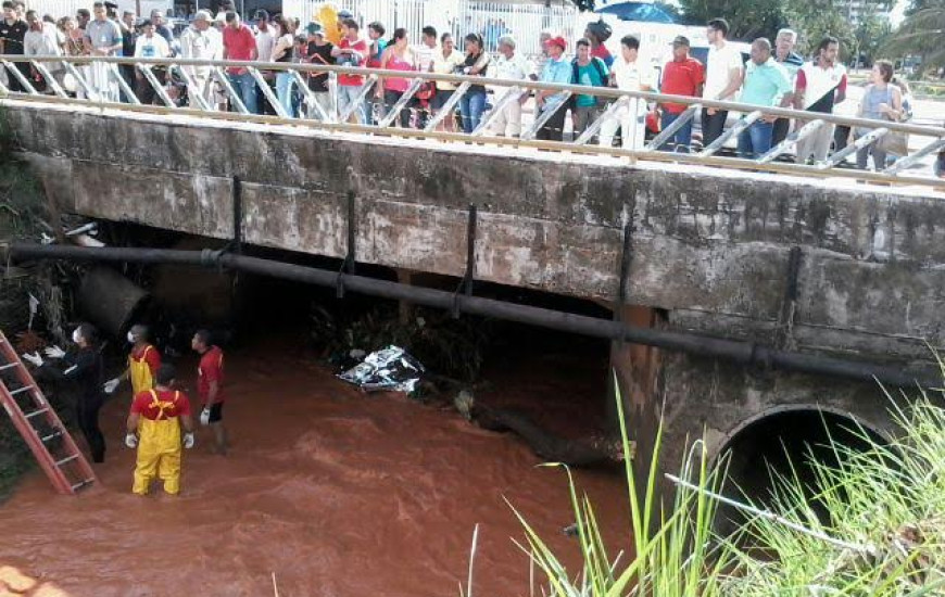 Bombeiros localizam corpo de mulher em córrego