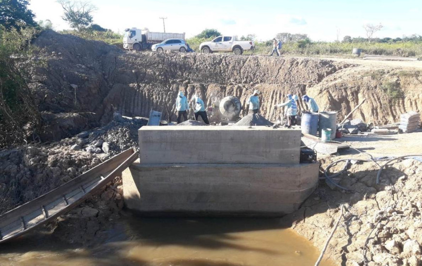  Estão sendo construídos seis bueiros e uma ponte na região. 