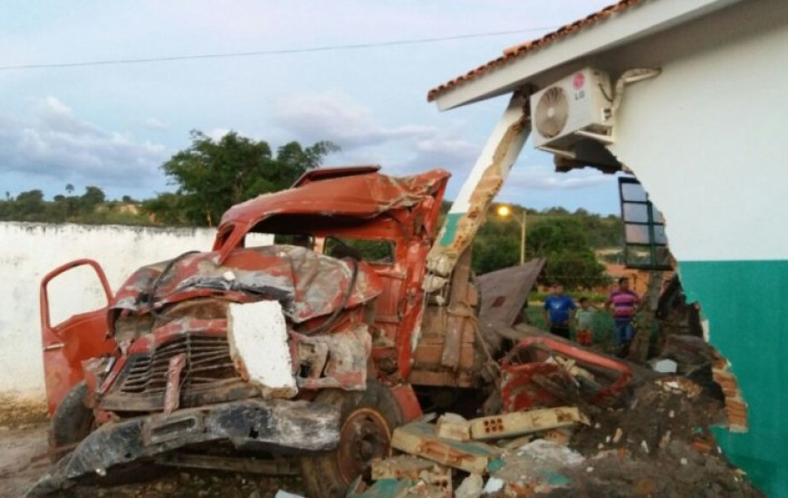 Veículo sem freio atinge escola