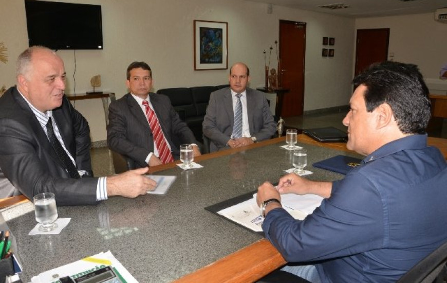 Comitiva se reúne com presidente da AL