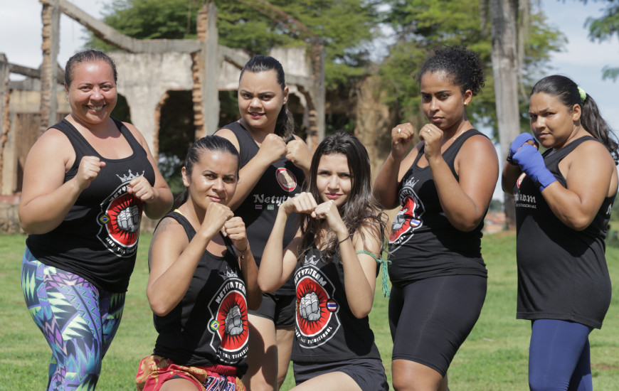 Treinadora tira mulheres da depressão com o Muay Thai