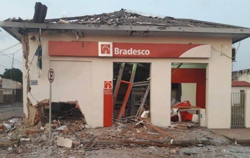 Agência foi destruída; criminosos usaram explosivos