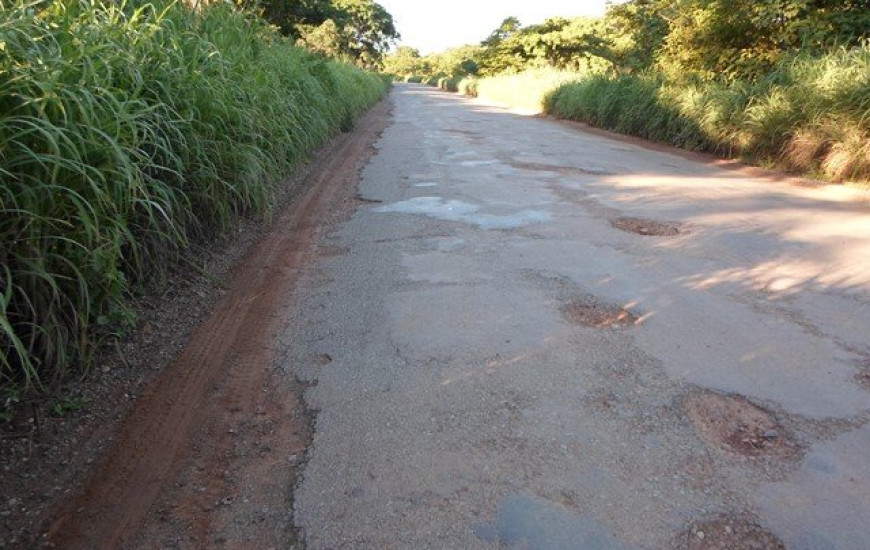 Condutor mostra situação da estrada esburacada