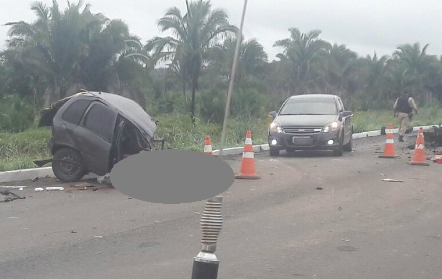 Carro ficou dividido em duas partes após o impacto da batida