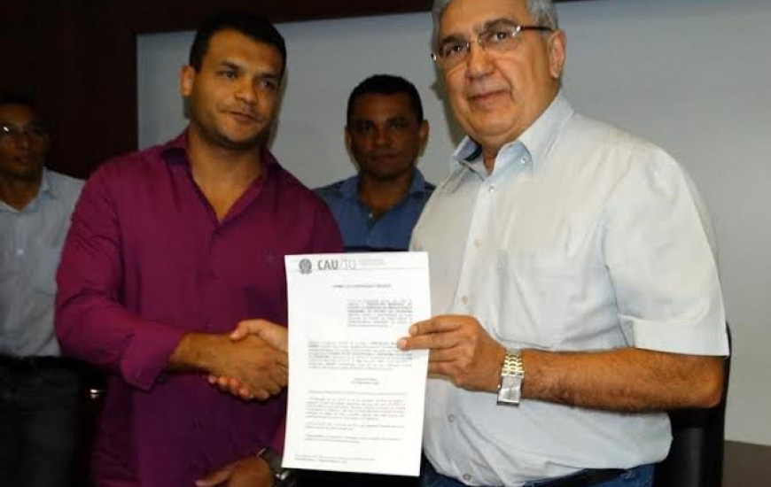 Laurez Moreira firma termo com CAU/TO