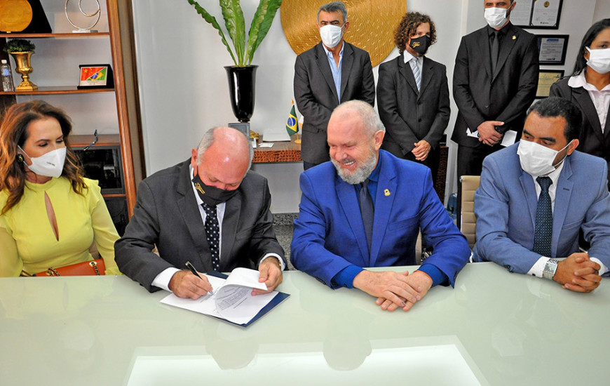 Governador Carlesse passa comando do Estado ao presidente do TJ, Helvécio Maia.