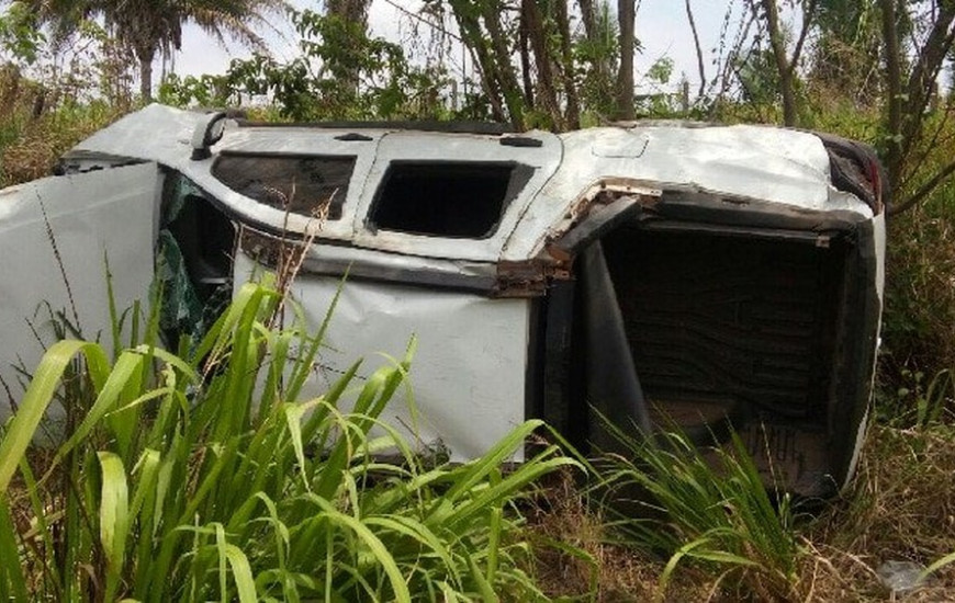 Carro ficou destruído no acidente