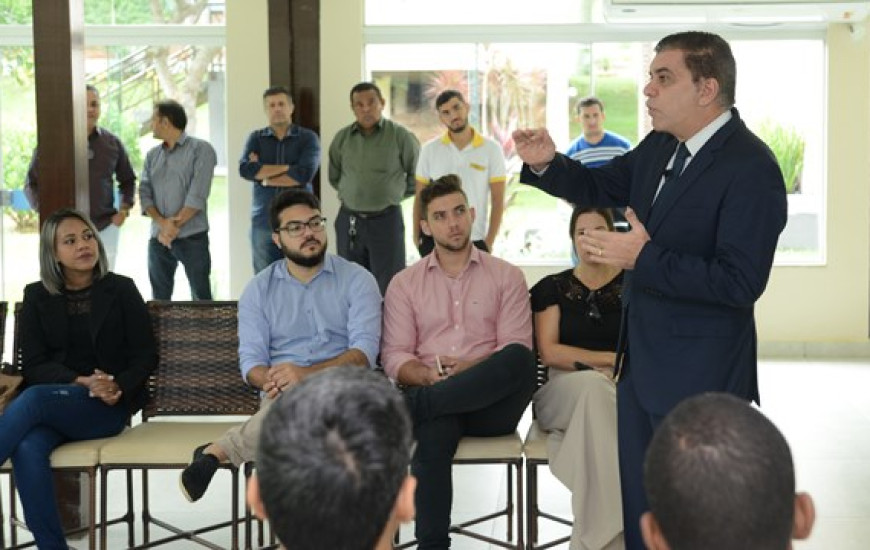 Prefeito durante a reunião desta manhã
