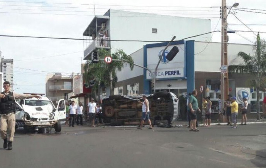 Colisão ocorreu em sinal de trânsito